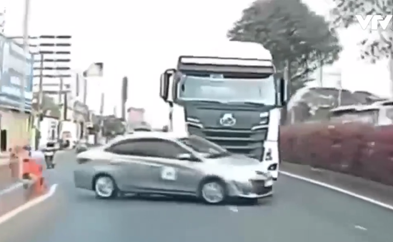 Nguy hiểm khi đi vào điểm mù xe tải