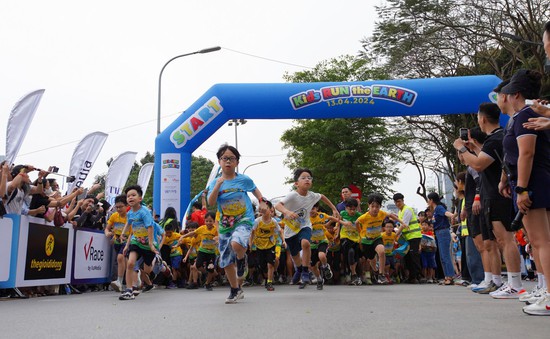 Giải chạy Kids Run the Earth đón tiếp gần 2.000 vận động viên nhí tham gia tranh tài quanh Hồ Tây