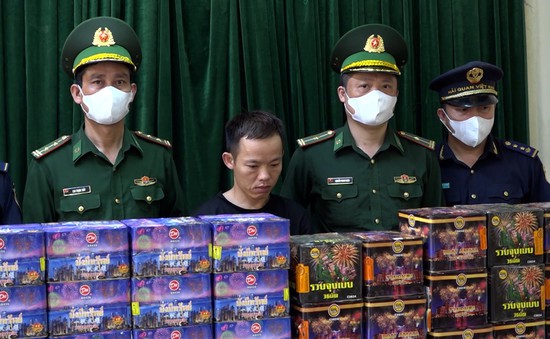 Hà Tĩnh bắt giữ vụ vận chuyển gần 80 kg pháo nổ qua biên giới