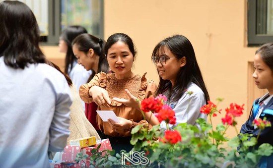 Nộp hồ sơ tuyển sinh đầu cấp ở Hà Nội: Cần những giấy tờ gì?