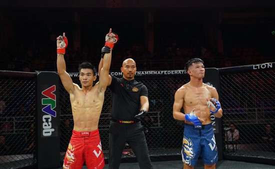Trần Ngọc Lượng hạ đẹp học trò Johnny Trí Nguyễn trên sàn MMA