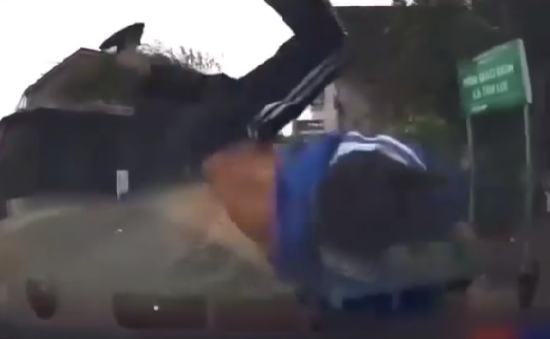 Nam học sinh bị hất văng lên nắp capo ô tô sau tình huống va chạm