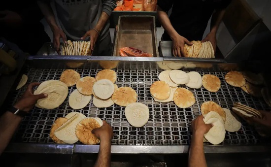 Người Palestine đổ xô xếp hàng mua bánh mì ở cửa hàng mới mở lại