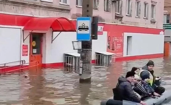 Điện thăm hỏi tình hình lũ lụt ở Nga và Kazakhstan