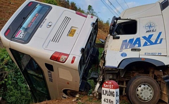 Tạm giữ tài xế xe khách chở đoàn Cục QLTT trong vụ tai nạn ở Kon Tum