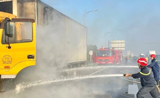 Xe tải bốc cháy trên cao tốc TP Hồ Chí Minh - Long Thành - Dầu Giây