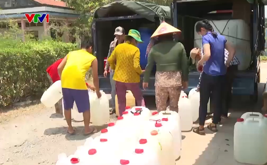 Người dân Đồng Tháp gửi nước sạch về Tiền Giang