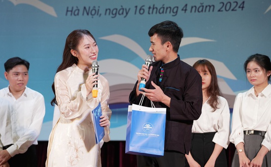 Hỗ trợ học trò vùng khó trong Ngày hội học sinh, sinh viên các dân tộc Việt
Nam