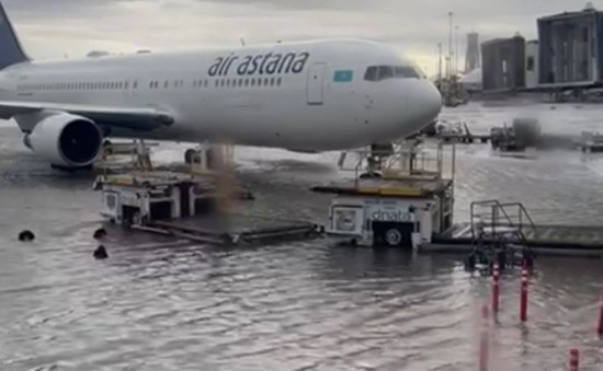 Sân bay Dubai (UAE) chuyển hướng nhiều chuyến bay do mưa lớn gây ngập nặng