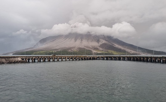 Indonesia cảnh báo sóng thần do núi lửa Ruang tiếp tục phun trào