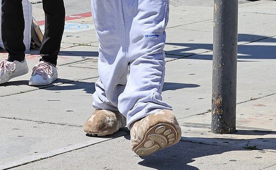 Justin Bieber đi đôi giày bông giá 3.600 USD