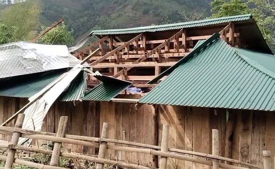 Dông lốc cuốn phăng hơn 800 mái nhà tại Cao Bằng