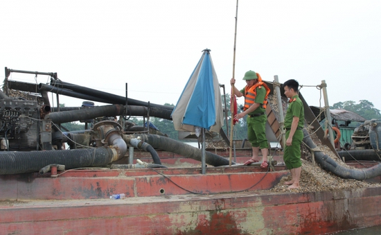 Phát hiện 9 thuyền vỏ sắt khai thác cát trái phép trên sông Lam