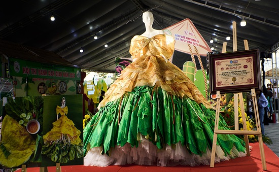 Váy bánh xèo 3.000 mét vải ở Lễ hội Bánh dân gian Nam Bộ