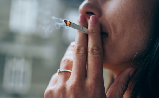 Hút thuốc ở phụ nữ trẻ trung lưu tại Anh tăng 25% trong 10 năm qua