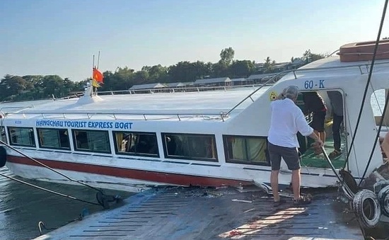 Va chạm giữa phà và tàu chờ khách du lịch trên sông Tiền làm 3 người bị thương