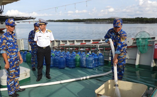Hải quân tăng cường tàu cung cấp nước ngọt cho nhân dân các tỉnh miền Tây