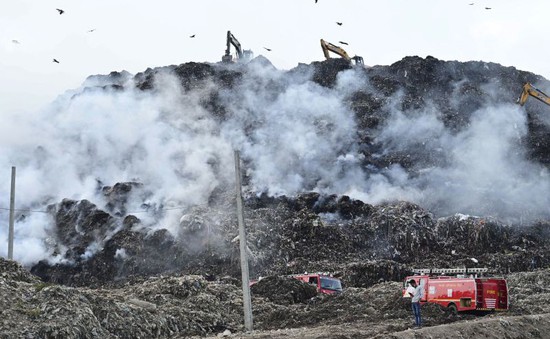 New Delhi "nghẹt thở" do khói độc từ núi rác cháy