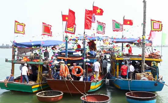 Nghệ An: Lễ hội Cầu ngư và Đua thuyền truyền thống Đền Làng Hiếu