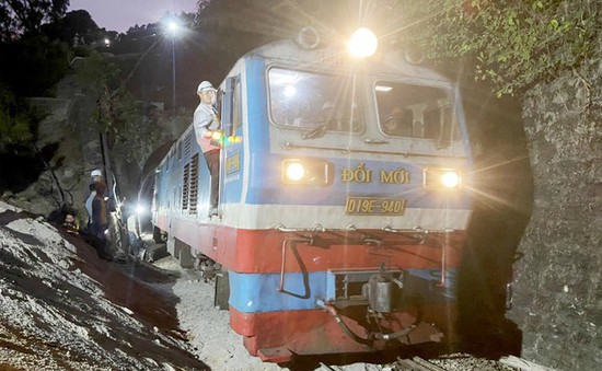 Khôi phục vận tải đường sắt sau khi khắc phục sự cố hầm Bãi Gió