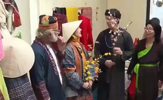 Giới thiệu trang phục của các dân tộc Việt với bạn bè Bỉ