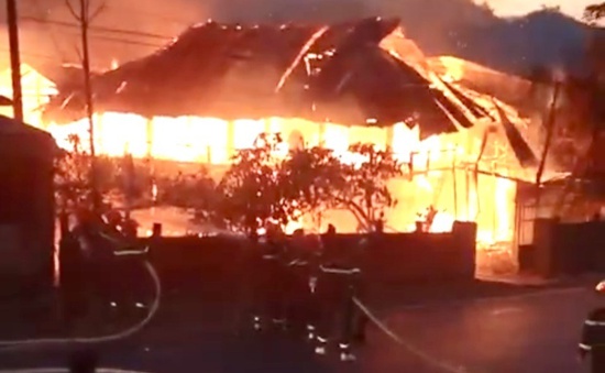Cháy rụi ngôi nhà sàn tại Lai Châu