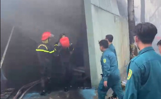 Cháy lớn ở 1 kho hàng nhựa, linh kiện tại Kiên Giang