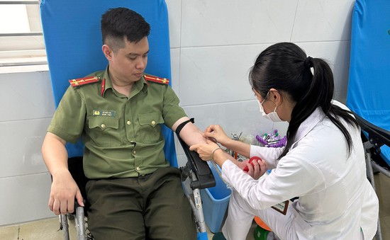 Chiến sĩ công an hiến máu cứu bệnh nhân qua cơn nguy kịch