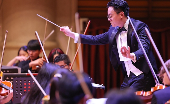 Trần Nhật Minh cùng Dàn nhạc Giao hưởng Trẻ Thế giới đưa Se chỉ luồn kim, Trống cơm lên sân khấu