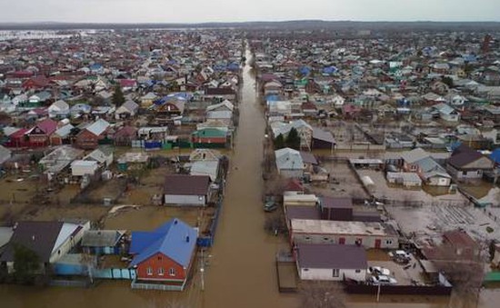 Hàng nghìn ngôi nhà chìm trong nước sau vụ vỡ đê chắn sông Ural, Nga mở cuộc điều tra