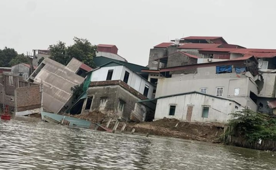 6 nhà dân ở Bắc Ninh bị sạt xuống sông Cầu