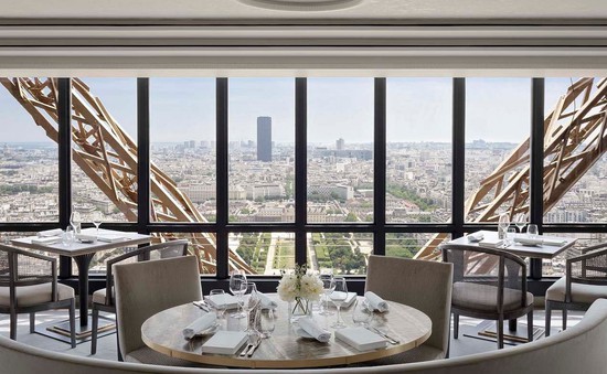 Chiêm ngưỡng kiến trúc độc đáo của nhà hàng trên tầng 2 tháp Eiffel