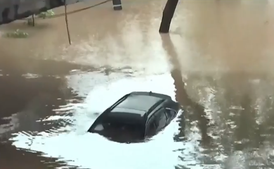 Mưa lớn gây ngập sâu tại Trung Quốc