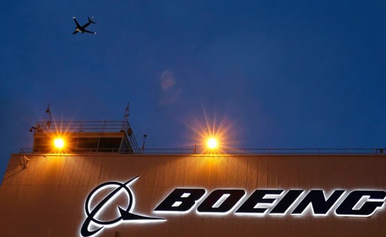 Máy bay Boeing bung vỏ động cơ khi cất cánh