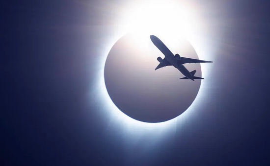 Độc đáo chuyến bay “xuyên qua nhật thực” tại Mỹ