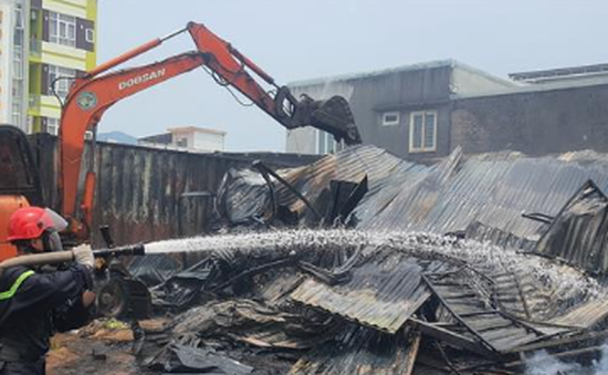 Cháy liên hoàn tại kho xưởng sát âu thuyền Thọ Quang