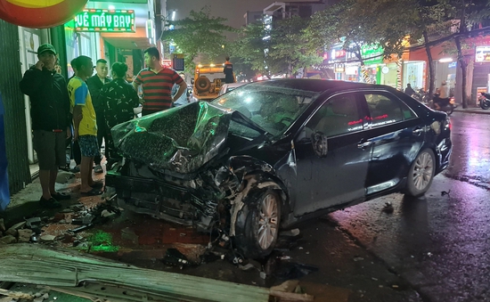 Ô tô gây tai nạn liên hoàn ở Nam Định, nhiều người bị thương
