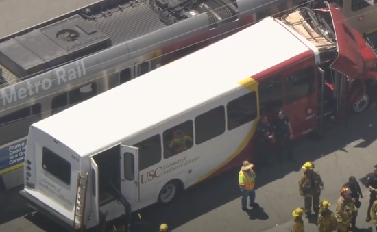 Va chạm giữa tàu điện và xe bus ở Mỹ, ít nhất 55 người bị thương