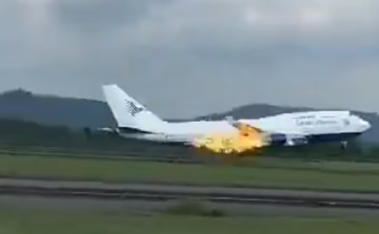 Máy bay chở 468 hành khách hạ cánh khẩn cấp vì cháy động cơ