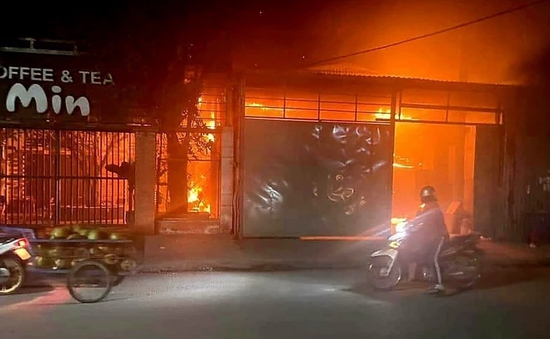 Cháy công ty sản xuất đế giày ở Đồng Nai, 1 người bị bỏng nặng