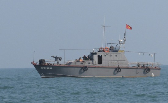 Lốc xoáy đánh chìm 4 tàu cá Quảng Bình, nhiều ngư dân mất tích