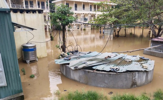 Hàng trăm học sinh ở Sơn La phải tạm nghỉ học khi trường bị ngập sâu do mưa lớn
