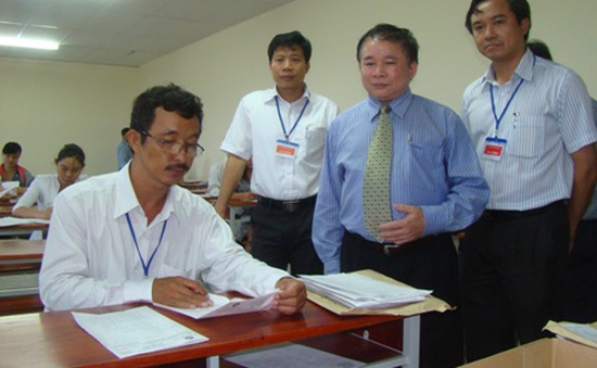 Thứ trưởng Bùi Văn Ga kiểm tra công tác chấm thi ĐH tại TP.HCM