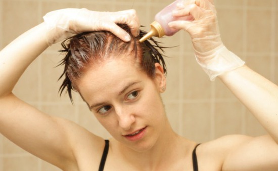 Vết nhuộm tóc trên da luôn là nỗi ám ảnh của nhiều người khiến cho tự tin của họ bị giảm sút. Bạn cần một sản phẩm dưỡng da đặc biệt để giúp bạn loại bỏ vết nhuộm đó một cách dễ dàng? Sử dụng dầu bôi tẩy vết nhuộm tóc trên da để giúp bạn tái tạo da đầu khỏe mạnh và láng mượt.