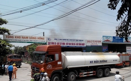 Cháy dữ dội kho cồn thuộc Tổng kho Nam Sông Hồng