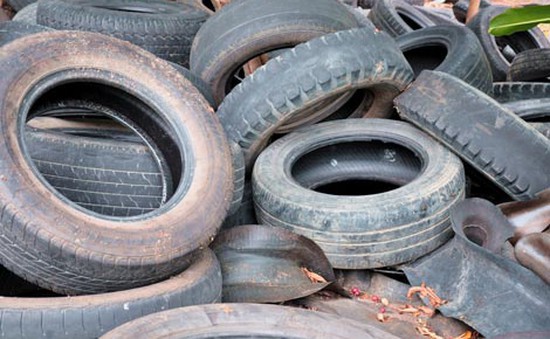 Hàng nghìn tấn săm lốp ôtô cũ nát bị nhập về Việt Nam