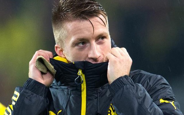 Marco Reus vất vả chụp ảnh với dàn sao tuyển Việt Nam