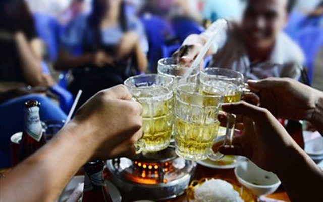 Sẽ cấm kinh doanh bia vỉa hè | VTV.VN