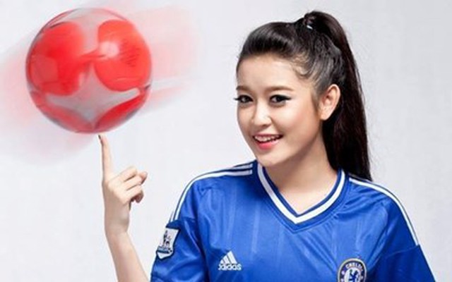 Á Hậu Huyền My Xuất Hiện Trên Fanpage Của Clb Chelsea | Vtv.Vn