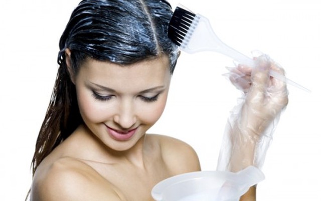Ngoài thuốc nhuộm tóc, còn những loại sản phẩm nào khác có thể gây dị ứng cho da đầu?